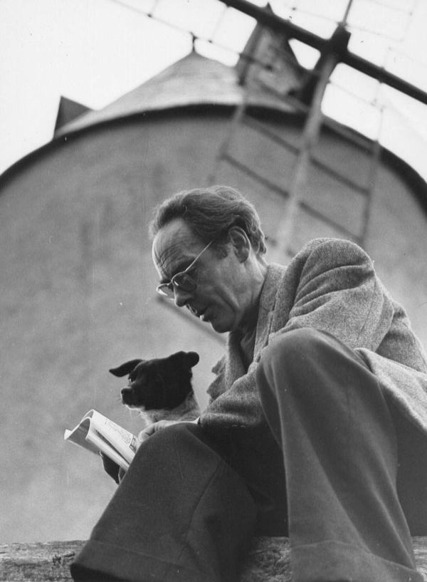 Armel Guerne lisant devant le moulin